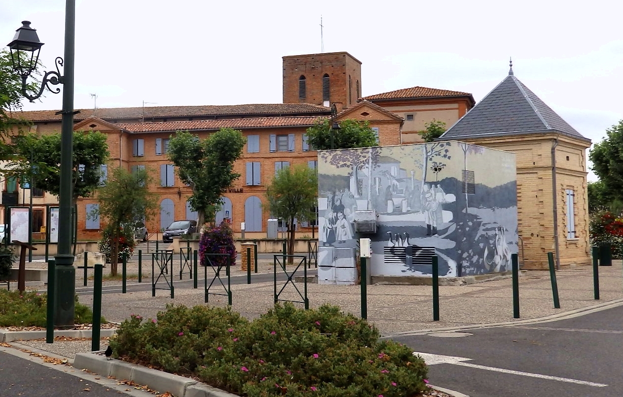 La mairie de Fronton et l'&eacute;glise en arri&egrave;re plan